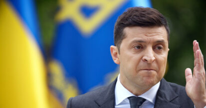 Volodymyr-Zelensky in front of the flag of Ukraine