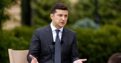 Volodymyr-Zelensky giving a speech